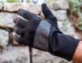 Pearl Izumi liefert einen leichten aber nicht allzu wetterfesten Handschuh