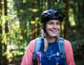 Enduro-As Julia Schaefer-Hofmann hat in den Waldhügeln von Lichtenfels das Mountainbiken gelernt. Damals waren die Pfade noch ruppig und hakelig.