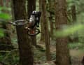Die Geo des leichten Carbon-Boliden ist so ausgelegt, dass das Bike außer Vmax auch Spielen will. Hier zieht Bernard Kerr das Phoenix zum Inverted Table zur Seite.