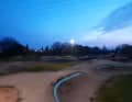 Der Pumptrack im hessischen Raunheim hat gerade erst eine Flutlichtanlage gestiftet bekommen.