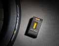 Besonders in Kombination mit Tubeless-Ready-Reifen soll der neue Schlauch seine Stärken ausspielen. Laut Pirelli erreiche diese Konfiguration nahezu die Leistung eines komplett schlauchlosen Setups, biete jedoch eine einfachere Montage.