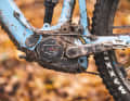 Bosch Performance CX Gen4: Auch der „alte“ Bosch im Pivot überzeugt mit top Modulation, dynamischer Beschleunigung und reichlich Bumms im Uphill. Doch der Vorgänger des CX Gen5 ist lauter und klappert bergab. Zudem sind die alten Batterien recht schwer.