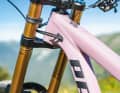 Fest verschraubte und von innen verklemmte Cable-Ports mit einer Dichtung zum Schutz vor Staub und Wasser sollen eine optimale Kabelführung garantieren und zusätzlich die Geräuschkulisse minimieren.