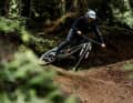 Dank kompakterer Geometrie und der Option auf kleine 27,5-Zoll-Laufräder verspielter als das Carbon-Enduro: das Spindrift 5 AL soll ein Vollblut-Freerider sein.