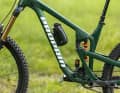 Alles an Bord: ein Bottle-Mount am Unterrohr auf der Abdeckung der Frame Pocket.