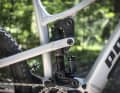 Premiere im E-Bike: Die Pro10-Kinematik mit virtuellem Drehpunkt und der neue Vivid-Dämpfer. Im Propain-Konfigurator sind die Federelemente frei wählbar.