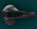 Zu den ergonomischen Verbesserungen gehören eine anatomisch stärker konturierte Form sowie eine schmalere Nase für verbesserte Oberschenkelfreiheit und besseren Gesamthalt.