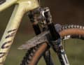 Die Fahrwerkssteuerung gelingt an Schwarzbauers Racebike nicht manuell über einen Remote-Hebel. Stattdessen wählt das elektronische Flight-Attendant-System automatisch das effizienteste Set-up.