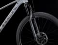 Im Einstiegsmodell arbeitet die RockShox Judy Silver mit Lockout und 15mm Maxle Steckachse. Im teureren Procaliber Alu 8 steckt die Rcoshox Recon Gold RL.