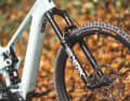 Die Rockshox Lyrik Ultimate mit 160 Millimetern Federweg rüstet das Propain Sresh für heftige Downhills ohne zu schwer zu wiegen.