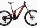 Partyboot mit integriertem Shuttle. Das Ekano 2 AL begeistert mit unkompliziertem Handling und massig Schluckvermögen und schnappt sich damit den dritten Rang in der Leserwahl zum E-MTB of the Year in der Kategorie Enduro.