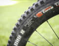 Reifen: Maxxis Assegai Exo+ Maxxgrip / DHR II Doubledown Laufräder: Newmen Performance 30.