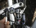 Durch die niedrige Übersetzung des Hinterbaus braucht der Dämpfer viel Druck. Uns hat das Bike mit einem etwas strafferen Setup (max. 27 % SAG) am besten gefallen. So empfiehlt es auch Propain.