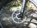Dicke, große Bremsscheiben an der Front. Die Sram HS2 in 220 mm stehen dem Ekano hervorragend.