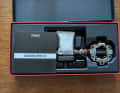 Darin liegen die Assioma Pro MX-2 Pedale inklusive Anleitung und Zubehör.