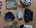 Das sind die Sachen für auf dem Rad: Julbo Helm und Brille, GripGrab Cargo-Hose, Shirt, Socken und Handschuhe, außerdem Gravelschuhe, ein Herzfrequenzgurt und ein lockerer Merino-Sport-Bra