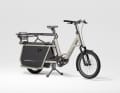 Die Zweibein-Parkstütze mit Lenkerhebel-Bedienung stabilisiert das beladene Bike im Stand.