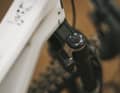 Die LEDs an der Gabelkrone der Rockshox Flight Attendant Pike, Lyrik oder ZEB zeigen an, in welchem Modus sich das Fahrwerk aktuell befindet.