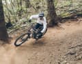 Die neuen Trail-Federelemente der Rockshox Flight Attendant 2025 Baureihe sollen dem Fahrer Entscheidungen abnehmen und ihn somit signifikant schneller machen.