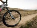 Mit Neuerungen bei Dämpfung und Schmierung sollen die neuen Rockshox Sid-Federgabeln noch geschmeidiger über den Trail führen.