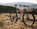 Das neue Cross Country-Fahrwerk, bestehend aus Sid-Federgabel und Sid Luxe Dämpfer, soll die Fahreigenschaften von leichten XC- und Downcountry-Bikes auf ein neues Level heben.