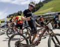 Völlig abgerockt, aber zufrieden: BIKE-Redakteur Jan Timmermann mit dem Storck Adrenalin.2 nach der ersten Stage der Alpentour Schladming 2024.