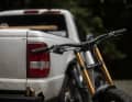 Insgesamt soll das Yalla!! V2 ein Bike sein, das voll darauf ausgelegt ist, mit maximaler  Geschwindigkeit unterwegs zu sein. Es soll stets zuverlässig sein, egal welchen  Unsinn man damit anstellt. RAAW verspricht auch: ,,Und es wird die ganze Saison lang problemlos funktionieren, ohne  dass du ständig den Gartenschlauch oder gar den Werkzeugkasten bemühen musst."