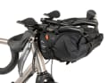 Am Lenker ist eine Race Aero Bar Bag montiert.
