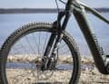Hochwertige Federgabeln von Fox und Rockshox sind ein wertvolles Plus, gerade am E-MTB. Günstige Modelle haben aber mehr Nach- als Vorteile. Dann lieber zur haltbaren Starrgabel greifen.