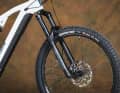 Die günstige Rockshox Silver mit Stahlfeder ist ein klarer Schwachpunkt am Render. Die Stahlfedergabel lässt sich nicht auf das Fahrergewicht anpassen und wirkt im Gelände schnell unruhig. Nur das fluffige Ansprechverhalten gefällt.