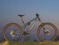 Megamo kommt als einer der ersten Hersteller mit dem DJI-Motor aus der Deckung. Das Enduro-Modell Reason und das Trailbike Reason Air gibt es jeweils in mehreren Carbon- und Alu-Ausführungen. Die Preise liegen zwischen 4999 und 11999 Euro.