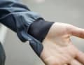 Effektiver Schutz: Lange Ärmel, angenehmer Stretch-Abschluss, kleiner Flap – Gorewear zeigt, wie die Armabschlüsse einer Regenjacke aussehen sollten.