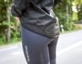 Vorne kurz, hinten lang: Alé macht’s vor: Mit dem langen Rückenteil schützt die Jacke auch in sportlicher Haltung perfekt vor Spritzwasser. Die Front dagegen ist kurz gehalten.
