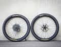 Von Maxxis haben wir die beliebte Kombi aus Assegai (vorne) und Minion DHR II (hinten) getestet. Diese Profil-Kombi ist übrigens auch der Favorit der EMTB-Redaktion aus dem Maxxis-Portfolio.