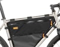 Seun Alaba nutzt die Full Frame Bag Medium, mit einem Fassungsvermögen von 7,5 l und einem Gewicht von 322 g.