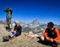 Pause verdient auf 3324 Meter Höhe. Am Horizont gratuliert das Matterhorn zum gelungenen Aufstieg.