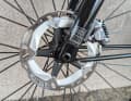 Rockshox-Gabel: nur 40 mm Federweg, aber effizient. Gleiches gilt für die 180er-Discs.