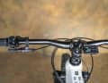 Das Shimano-Display sitzt gegen Sturzschäden gut geschützt hinterm Lenker. Das Cockpit wirkt aufgeräumt, die Ergonomie von U-Stufen-Shifter und Telestützen-Remote gefällt. Mit 170 mm stellt die Rockrider-Stütze reichlich Hub zur Verfügung.