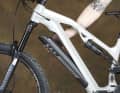 Der 630er-Shimano-Akku kann klassisch nach vorne aus dem Unterrohr geklappt werden. Mit einem 4er-Inbus kann er dafür gelöst werden.