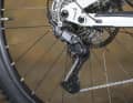 Shimanos Cues-Schaltung wird querbeet durch alle E-Fahrradgattungen verbaut, an E-Mountainbikes ist sie aber eher selten zu finden. Laut Shimano sollen die Bauteile weniger auf Gewicht als auf Haltbarkeit optimiert sein.