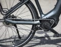 Der Antrieb erfolgt klassisch über Kette, das Besondere steckt im Inneren: Der Owuru-Motor kombiniert Mittelmotor und Automatik-Getriebe.