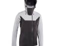 Die All Mountain Regenjacke von Rockrider hat eine Wassersäule von 10.000 mm.