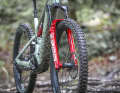 Rockshox Zeb Ultimate 2025: Erstmals gibt's die dicke Enduro-Gabel auch im blutroten Boxxer-Design, das Innenleben wurde gegenüber dem Vorgäner leicht überarbeitet.