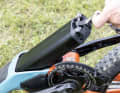 Die Batterie mit 726 Wh kann nach unten aus dem geschlossenen Unterrohr herausgezogen werden.