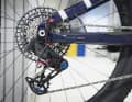 Shimano und Sram (hier zu sehen ein Prototyp der aktuellen Transmission-Funk-Schaltgruppe), produzieren ihre Schaltungen in Asien.