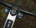 Das neue Bosch Purion 400 sitzt gut geschützt hinter dem Lenker und zeigt die nötigsten Infos an.