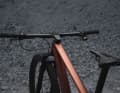 Der Squidlock-Controller (rechts) steuert Gabel und Dropper-Post.