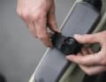 Optional kann die 650-ml-Flache mit einem Strap gesichert werden. Die Bedienung funktioniert einhändig, ist aber deutlich fummeliger als mit klassischen Flaschenhaltern.
