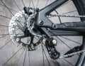 Rotwild setzt auf Kette statt Riemen, der beim Pinion-Antrieb eigentlich üblich ist. Leider klappert die schwere Kette massiv, unser Test-Bike war  im Gelände unangenehm laut.