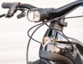 Die Supernova M99 Mini Pro High Beam mit Fernlichtfunktion ist direkt mit dem Haupt-Akku des Bikes gekoppelt.